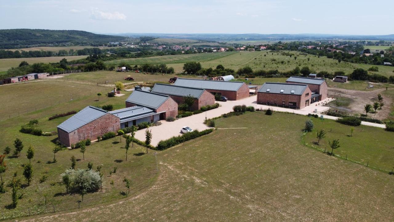 Oeregtoelgy Apartman Szár Eksteriør bilde